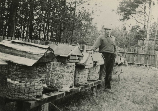 Foto Manuels Uropa mit Bienenkoerben.jpg